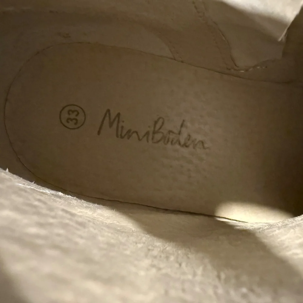 Size 33/Size 2 Mini Boden Rainbow Scene Boots. - Picture 6 of 7